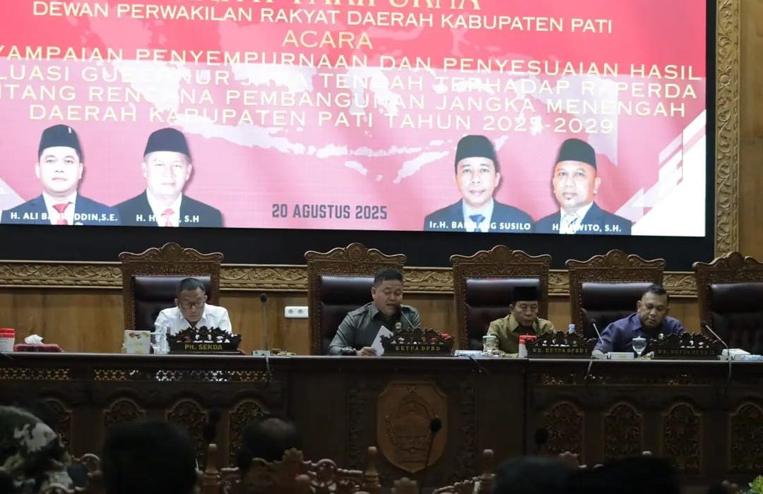 Ketua DPRD Pati Ali Badrudin (tengah) memimpin Rapat Paripurna agenda penetapan Raperda tentang RPJMD Pati tahun 2025-2029, Rabu (20/8/2025). (Mantranews.id)