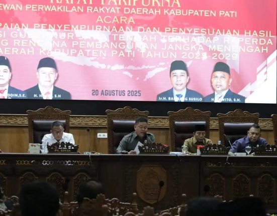 Ketua DPRD Pati Ali Badrudin (tengah) memimpin Rapat Paripurna agenda penetapan Raperda tentang RPJMD Pati tahun 2025-2029, Rabu (20/8/2025). (Mantranews.id)
