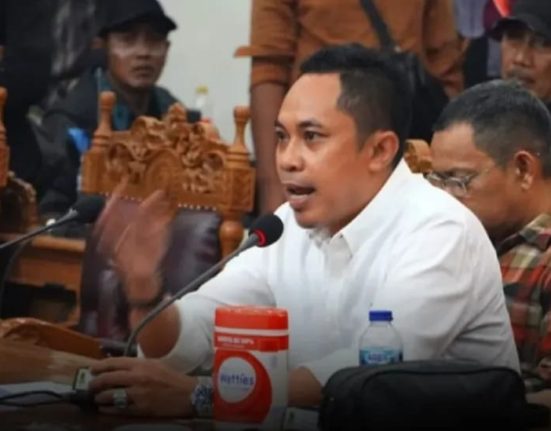 Anggota Pansus Hak Angket Pemakzulan BUpati Pati, Muslihan, menyampaikan pendapat.
