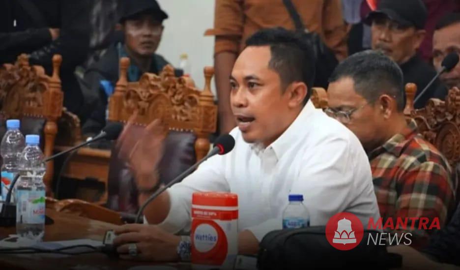 Anggota Pansus Hak Angket Pemakzulan BUpati Pati, Muslihan, menyampaikan pendapat.