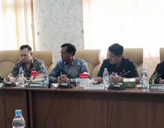 Suasana rapat Pansus Hak Angket DPRD Pati, Kamis (21/8/2025) yang mendatangkan Kepala BKPSDM Pati untuk ditanya soal mutasi jabatan. (Mantranews.id)