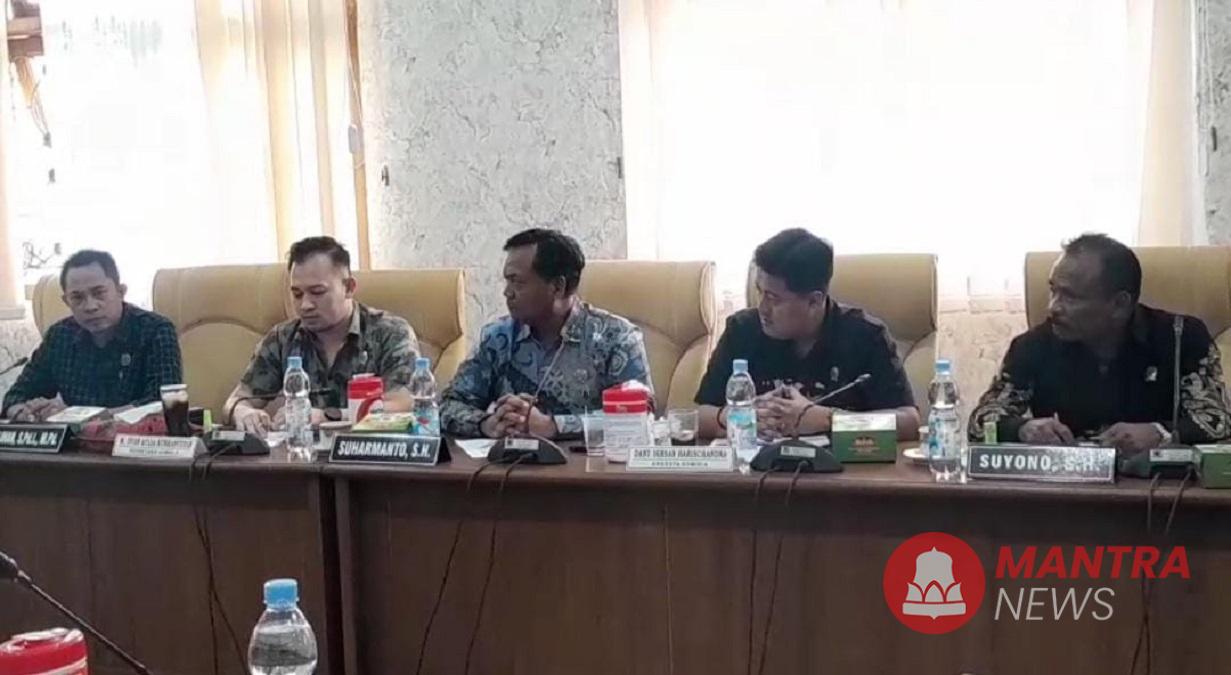 Suasana rapat Pansus Hak Angket DPRD Pati, Kamis (21/8/2025) yang mendatangkan Kepala BKPSDM Pati untuk ditanya soal mutasi jabatan. (Mantranews.id)