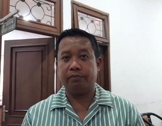 Ketua Pansus Hak Angket DPRD Pati Teguh Bandang Waluyo memberikan keterangan, Kamis (21/8/2025). (Mantranews.id)