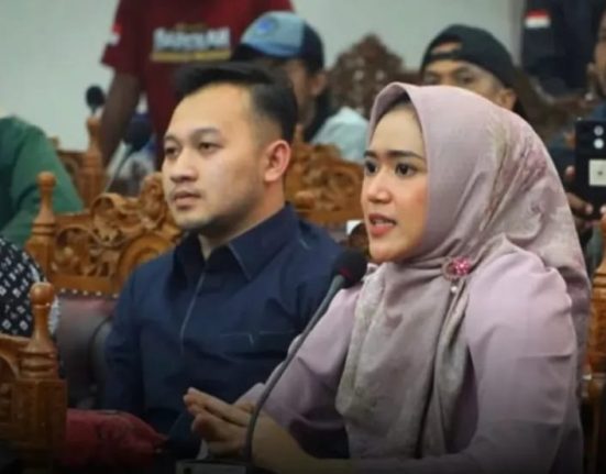 Ketua Fraksi Gerindra DPRD Pati Yeti Kristianti dalam rapat Pansus Hak Angket membahas kenaikan PBB-P2, Kamis (21/8/2025). (Mantranews.id)