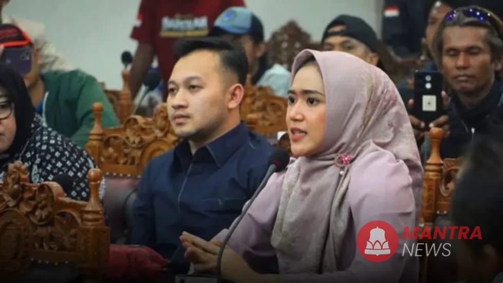 Ketua Fraksi Gerindra DPRD Pati Yeti Kristianti dalam rapat Pansus Hak Angket membahas kenaikan PBB-P2, Kamis (21/8/2025). (Mantranews.id)