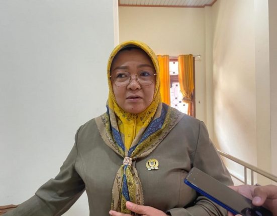 Anggota Pansus Hak Angket DPRD Pati Endah Sri Wahyuningati dimintai keterangan, Kamis (22/8/2025). Pansus memanggil Kabag Hukum Irwanto. (Mantranews.id)