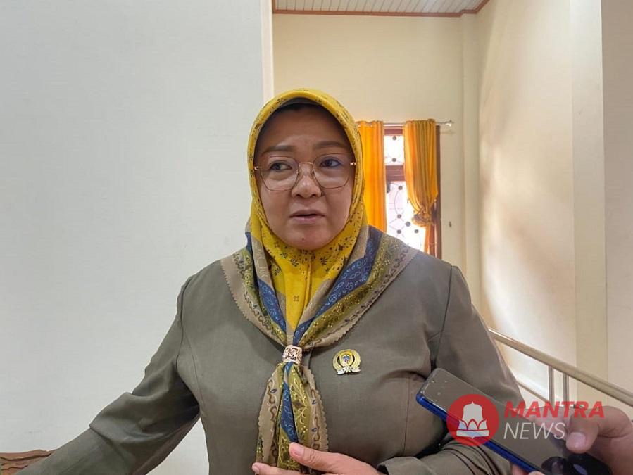 Anggota Pansus Hak Angket DPRD Pati Endah Sri Wahyuningati dimintai keterangan, Kamis (22/8/2025). Pansus memanggil Kabag Hukum Irwanto. (Mantranews.id)