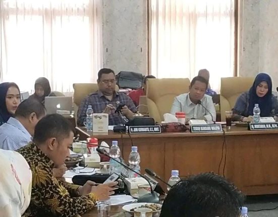 Suasana Rapat Pansus DPRD Pati, belum lama ini. Inspektur Teguh Widiatmoko dipanggil untuk dimintai klarifikasi. (Mantranews.id)