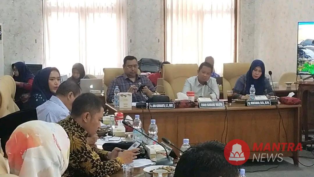 Suasana Rapat Pansus DPRD Pati, belum lama ini. Inspektur Teguh Widiatmoko dipanggil untuk dimintai klarifikasi. (Mantranews.id)