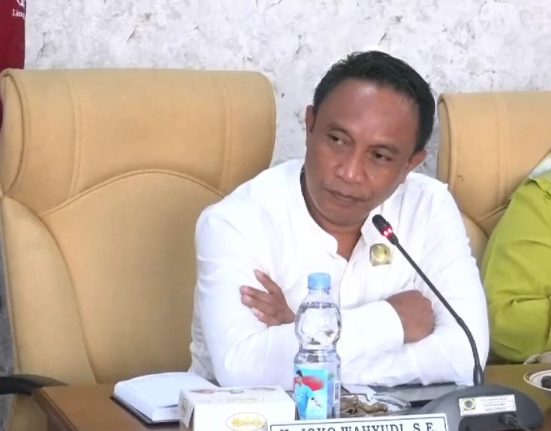 Anggota Pansus DPRD Kabupaten Pati Joko Wahyudi diwawancarai terkait tanggapannya soal pengadaan videotron. (Mantranews.com)