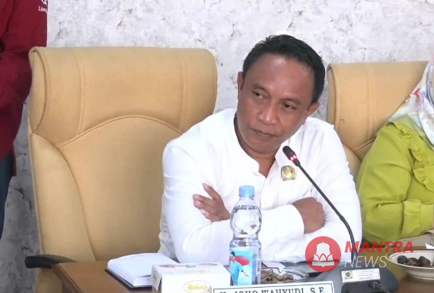 Anggota Pansus DPRD Kabupaten Pati Joko Wahyudi diwawancarai terkait tanggapannya soal pengadaan videotron. (Mantranews.com)