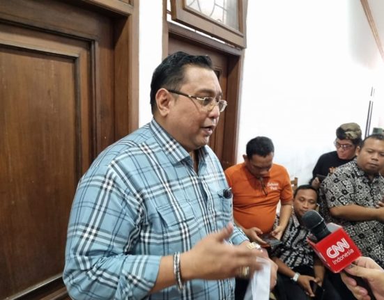 Wakil Ketua Pansus DPRD Pati Joni Kurnianto saat diwawancarai atas hasil pemanggilan pihak Inspektorat terkait dengan kebijakan Bupati Pati Sudewo. (Mantranews.id)
