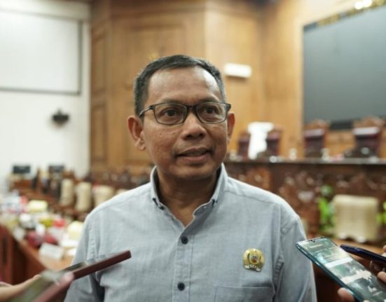 Anggota Pansus Hak Angket DPRD Pati Narso saat diwawancarai.