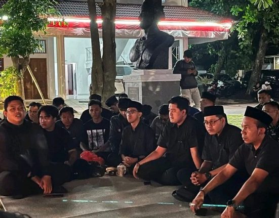 Anggota DPRD, mahasiswa, pengemudi ojek online, aparat, dan ASN berkumpul dalam acara doa bersama di Pendopo Kabupaten Pati pada Minggu malam (31/8/2025). Danu juga ingatkan seluruh elemen agar tak mudah termakan hoaks. (Mantranews.id)
