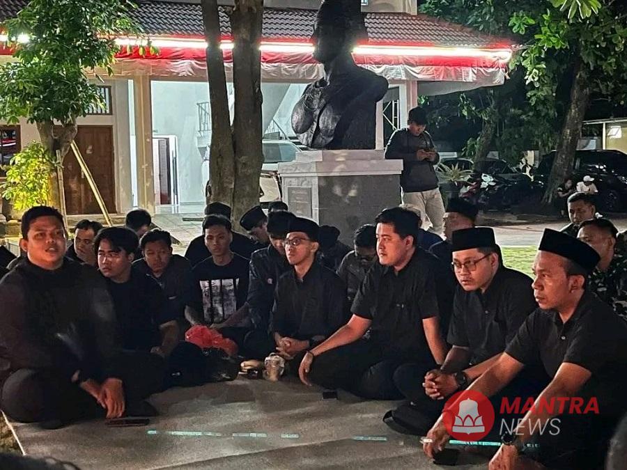Anggota DPRD, mahasiswa, pengemudi ojek online, aparat, dan ASN berkumpul dalam acara doa bersama di Pendopo Kabupaten Pati pada Minggu malam (31/8/2025). Danu juga ingatkan seluruh elemen agar tak mudah termakan hoaks. (Mantranews.id)