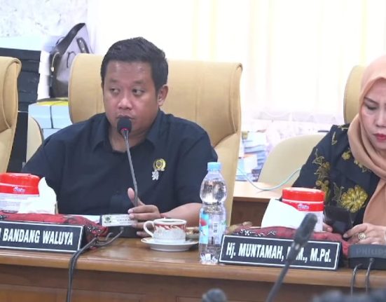 Ketua Komisi D DPRD Kabupaten Pati, Teguh Bandang Waluyo, menyoroti masalah kekurangan guru di sekolah negeri dalam rapat dengan kepala sekolah SMPN 01 Tayu.