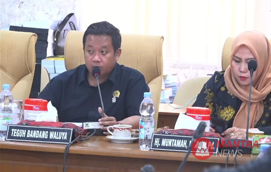 Ketua Komisi D DPRD Kabupaten Pati, Teguh Bandang Waluyo, menyoroti masalah kekurangan guru di sekolah negeri dalam rapat dengan kepala sekolah SMPN 01 Tayu.