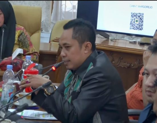 Muslihan, anggota Pansus Hak Angket DPRD Pati, meminta keterangan dari Kepala SMPN 1 Tayu mengenai kasus mutasi seorang guru.