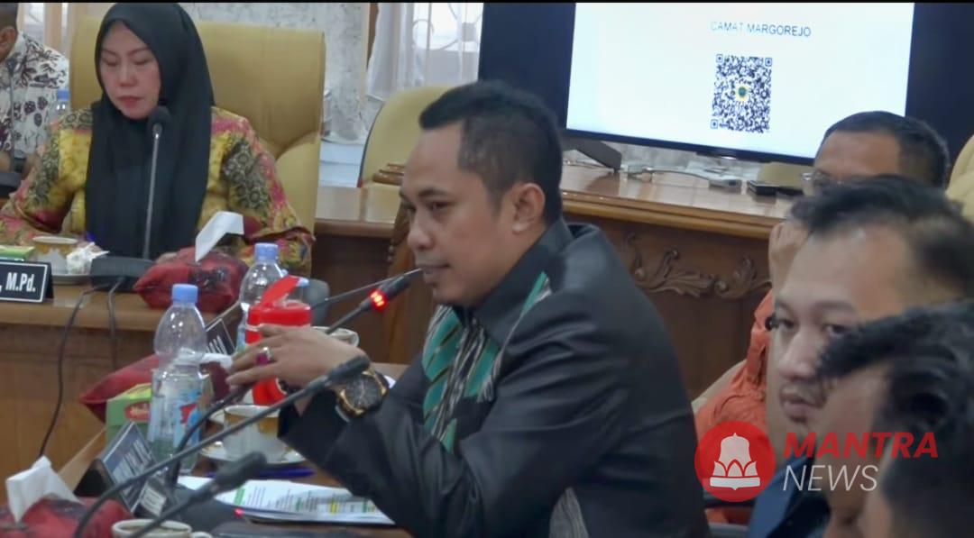 Muslihan, anggota Pansus Hak Angket DPRD Pati, meminta keterangan dari Kepala SMPN 1 Tayu mengenai kasus mutasi seorang guru.