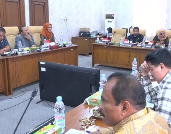 Rapat Pansus Hak Angket DPRD Pati pada hari Rabu, 3 September 2025, berlangsung dengan kehadiran Kepala SMPN 1 Tayu sebagai salah satu pihak yang diundang.