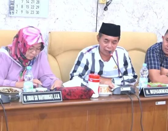 Anggota Pansus Hak Angket DPRD Pati Muhammadun berkesempatan menginterogasi Sekdes di Pati yang dimutasi.