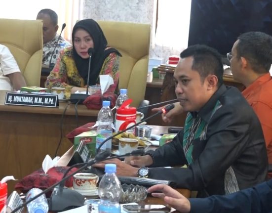 Anggota Pansus Muslihan dalam sidang Pansus Hak Angket menyorot snasib honorer RSUD Soewondo.