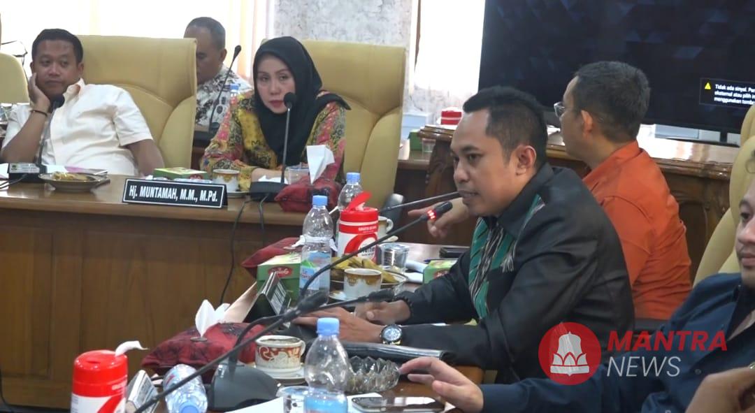 Anggota Pansus Muslihan dalam sidang Pansus Hak Angket menyorot snasib honorer RSUD Soewondo.