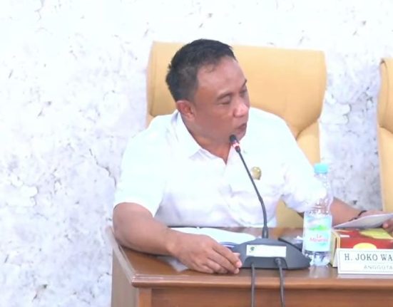 Joko Wahyudi, anggota Pansus Hak Angket DPRD Pati, hadir di sidang yang juga dihadiri oleh Torang Manurung yang kini mengundurkan diri dari Ketua Dewas RSUD Soewondo