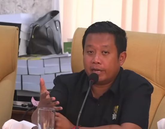 Teguh Bandang Waluyo, Ketua Pansus Hak Angket DPRD Pati, memimpin sidang yang mengundang Torang Manurung untuk mengklarifikasi dugaan nepotisme.