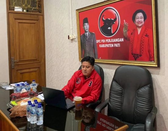 Anggota Pansus Hak Angket DPRD Pati sekaligus politisi PDI Perjuangan Danu Iksan di ruang kerjanya. Ia menyoroti soal kejanggalan struktur Dewas RSUD Soewondo Pati.