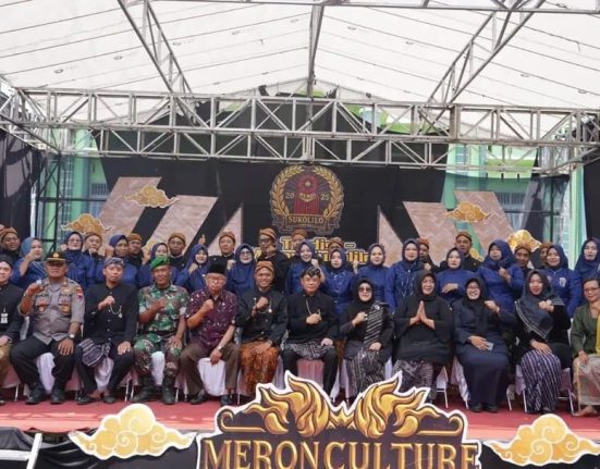 Bupati Pati Sudewo bersama jajaran Pemerintah Desa Sukolilo, Kecamatan Sukolilo, Pati foto bersama usai gelaran Meron, belum lama ini.