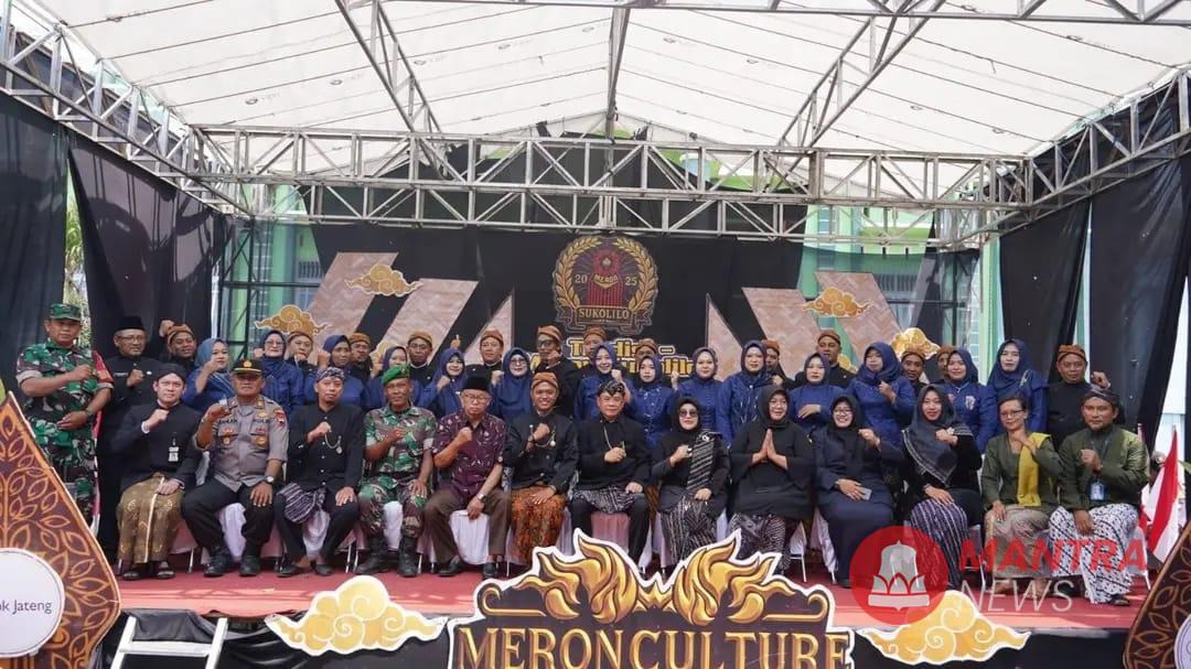 Bupati Pati Sudewo bersama jajaran Pemerintah Desa Sukolilo, Kecamatan Sukolilo, Pati foto bersama usai gelaran Meron, belum lama ini.