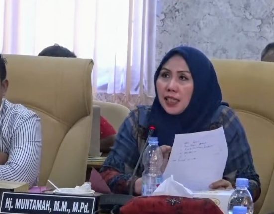 Muntamah, anggota DPRD Pati, menyoroti praktik pungli LKS saat Sidang Pansus Hak Angket berlangsung.