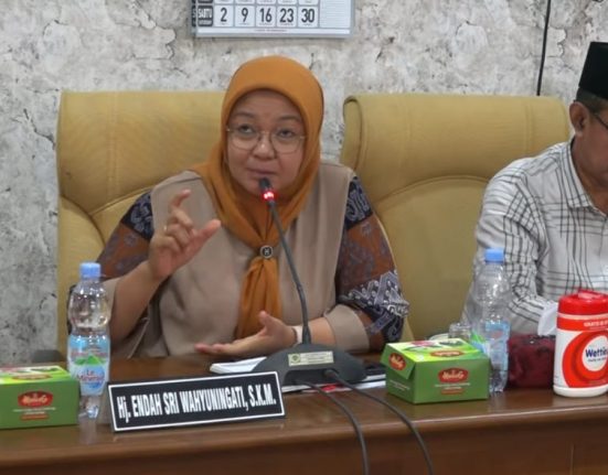 Anggota Pansus Hak Angket DPRD Pati Endah Sri Wahyuningati dalam sidang pansus membahas mutasi sekdes.