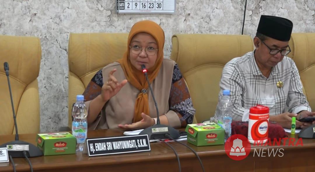 Anggota Pansus Hak Angket DPRD Pati Endah Sri Wahyuningati dalam sidang pansus membahas mutasi sekdes.