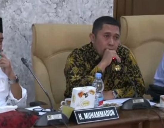 Anggota Pansus Hak Angket Bupati Pati, Didin Syamsudin dalam sidang membahas pemakzulan Bupati Sudewo.