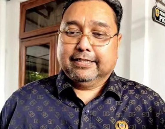 Wakil Ketua Pansus Hak Angket Pati Joni Kurnianto saat mengomentari hasil kunjungan ke BKN.  