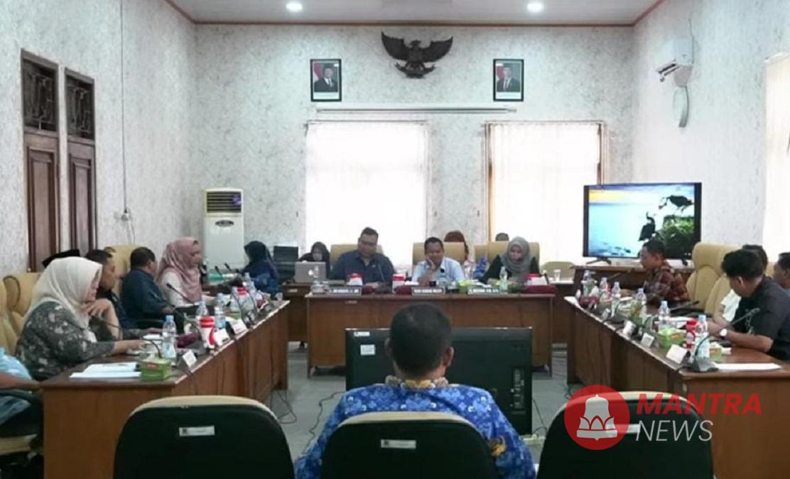 Suasana sidang Pansus Hak Angket DPRD Pati menghadirkan Kepala DPUTR Riyoso membahas pembatalan revitalisasi dua proyek di Pati.