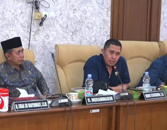 Anggota Pansus Hak Angket DPRD Pati, Didin Syafrudin dalam sidang pansus membahas anggaran perbaikan jalan.