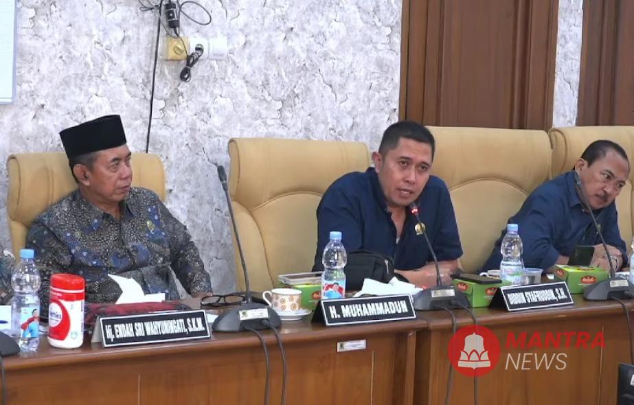 Anggota Pansus Hak Angket DPRD Pati, Didin Syafrudin dalam sidang pansus membahas anggaran perbaikan jalan.