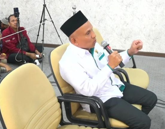 Plt Kepala Baznas Pati, Sunarwi saat memberikan penjelasan soal peruntukan dana zakat 2025 pada Pansus Hak Angket DPRD Pati, Kamis (18/9/2025).