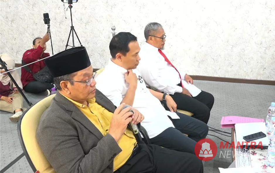 Panggil Notaris, Pansus DPRD Pati Duga Pembuatan Akta Kopdes Dikuasai Segelintir Orang 1 Perwakilan Notaris Kabupaten Pati dihadirkan dalam sidang Pansus Hak Angket ke-10 untuk mendalami permainan licik dalam pembuatan akta Kopdes/Kopkel.