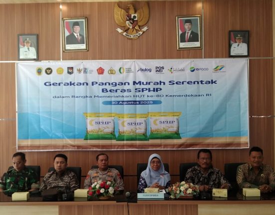 Perwakilan Dinas Ketahanan Pangan (Distapang) Kabupaten Pati dan instansi terkait menghadiri konferensi pers online tentang Gerakan Pangan Murah (GPM).