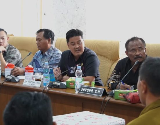 Danu Iksan, anggota Pansus Hak Angket DPRD Pati, mengajukan pertanyaan terkait tes honorer di RSUD Soewondo.