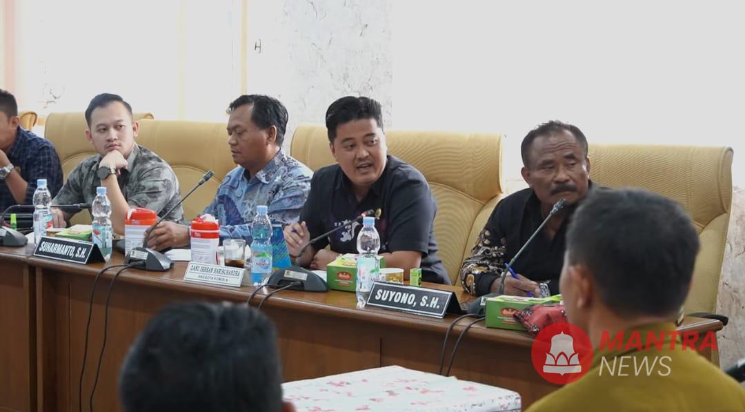Danu Iksan, anggota Pansus Hak Angket DPRD Pati, mengajukan pertanyaan terkait tes honorer di RSUD Soewondo.