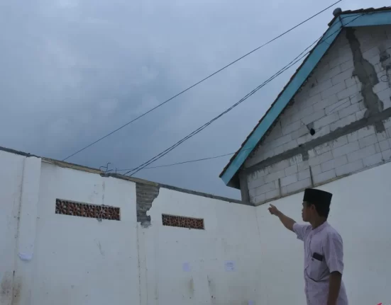 Atap Asrama Ponpes SAQJ Situbondo Ambruk, Satu Santriwati Tewas 2 Ponpes SAQJ