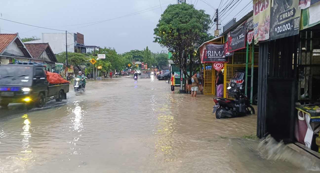 Diguyur Hujan Deras, Jalan Nasional Blora-Cepu Tergenang Banjir 1 Jalan Nasional Blora-Cepu