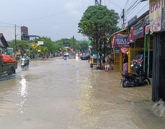 Diguyur Hujan Deras, Jalan Nasional Blora-Cepu Tergenang Banjir 2 Jalan Nasional Blora-Cepu
