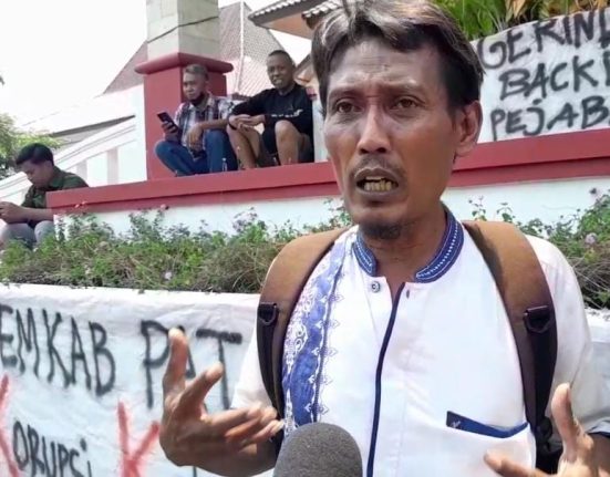 massa pendukung bupati pati sudewo