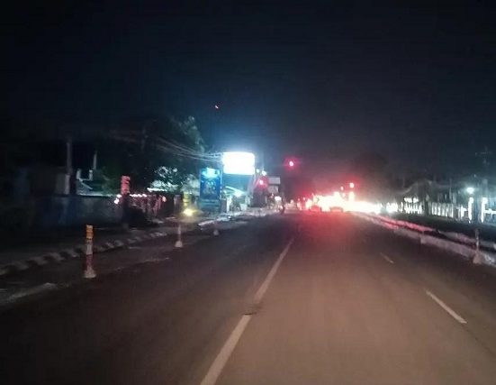 Suasana gelap menyelimuti perbaikan Jalan Pati-Kudus. Minimnya PJU turut mendapat sorotan DPRD Pati.